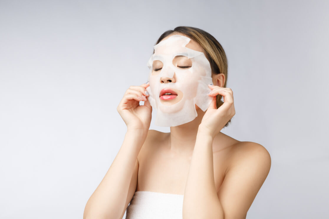 Sử dụng mặt nạ cấp ẩm là một cách đơn giản giúp vỗ về làn da khô của bạn.